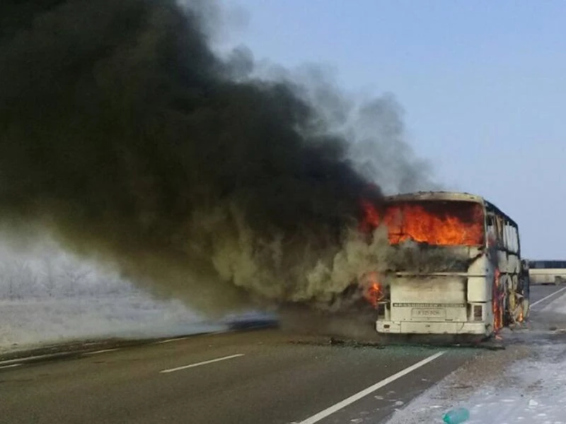 Xe buýt bỗng bốc cháy kinh hoàng, 52 người chết ảnh 1