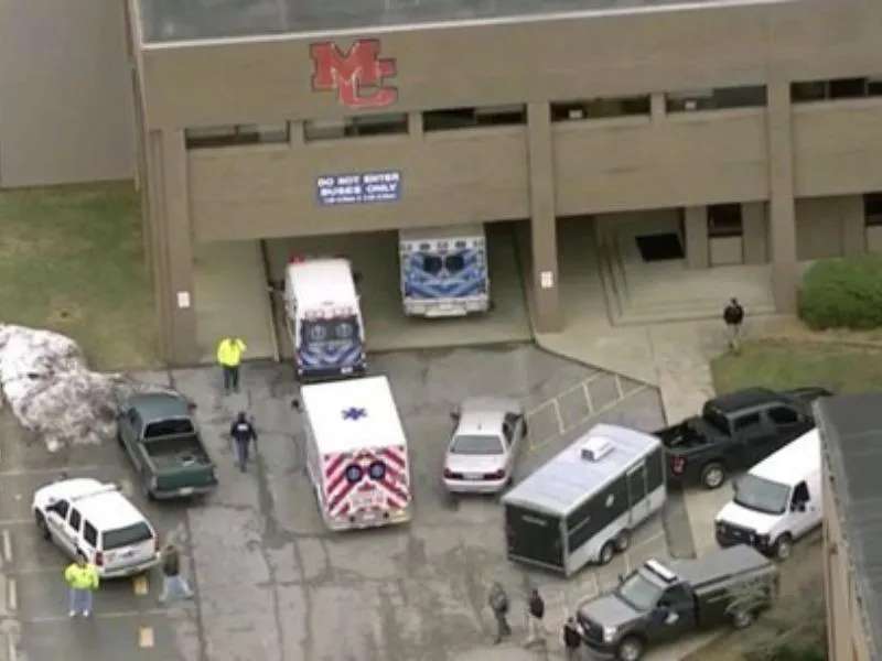 Xả súng ở trường Mỹ: 2 người chết,17 người bị thương ảnh 1