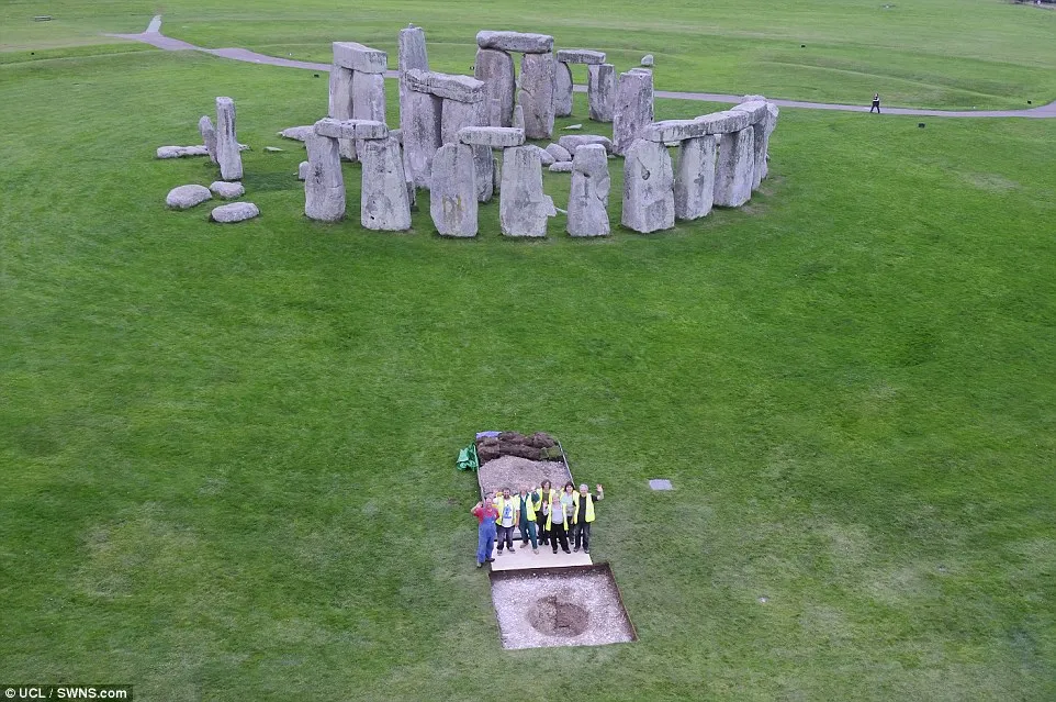 Phát hiện thêm bí ẩn ở bãi đá cổ Stonehenge 5.000 năm ảnh 1