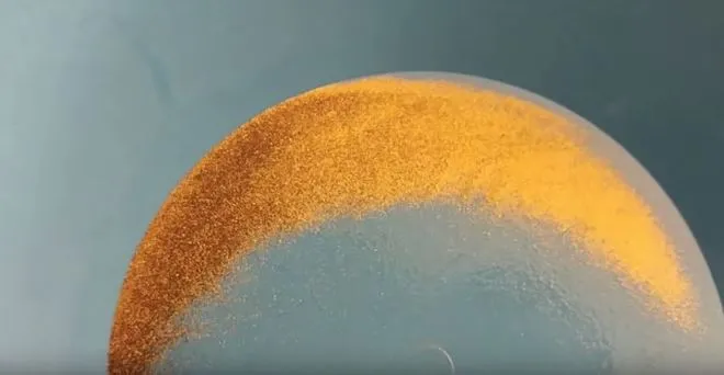 Đãi cát biển, cặp đôi may mắn tìm được vàng ảnh 1 Đãi cát biển, cặp đôi may mắn tìm được vàng ảnh 1