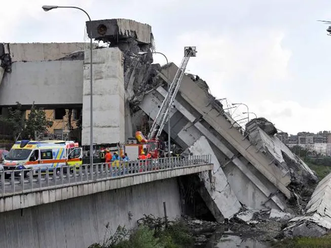 Thêm clip mới khoảnh khắc sập cầu ở Ý ảnh 1