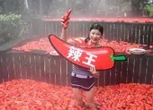 Dở khóc dở cười với cuộc thi 'bạt tai' ở Nga ảnh 3 'Vua ớt' Trung Quốc, 1 phút ăn 20 quả ớt