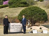 Clip: Ông Kim cùng ông Moon trồng cây tại biên giới 2 miền