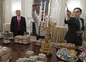 Ông Trump đãi khách đồ ăn nhanh vì bếp Nhà Trắng nghỉ làm 
