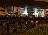 Trung Quốc sẽ triển khai quân đội đến Hong Kong? ảnh 2 Văn phòng liên lạc Trung Quốc ở Hong Kong bị biểu tình vây kín