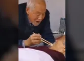 Chồng già chăm vợ nhiễm virus COVID-19 lay động cư dân mạng