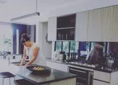 Bố 3 con mặc váy để chứng minh thời trang phi giới tính ảnh 3 Cô dâu diện váy cưới suốt một năm sau ngày kết hôn