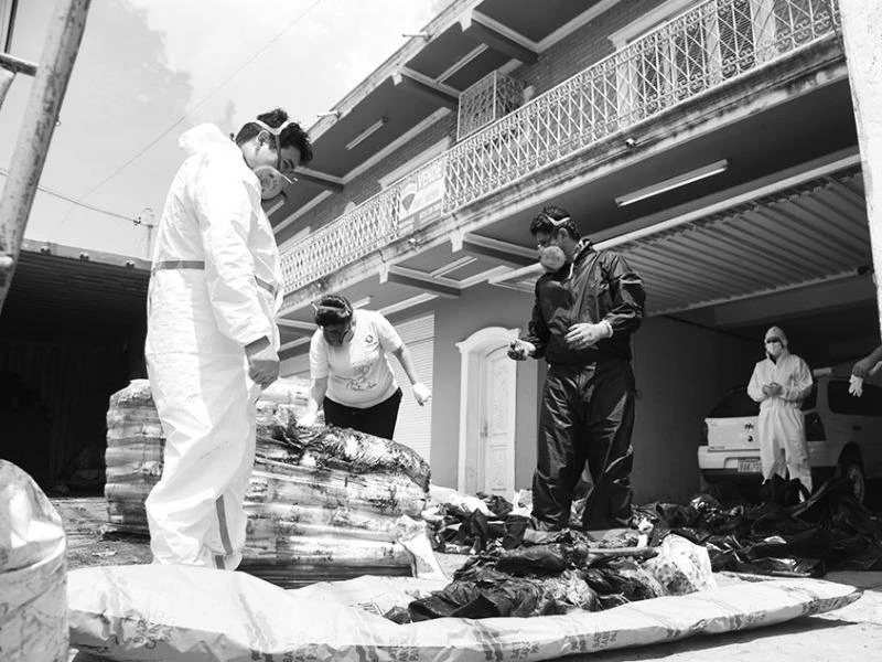 Nhiều thi thể người nhập cư phân hủy trong container phân bón ảnh 1