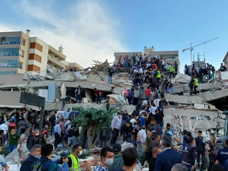 Động đất Thổ Nhĩ Kỳ-Hy Lạp, 20 tòa nhà sập, 800 thương vong ảnh 1