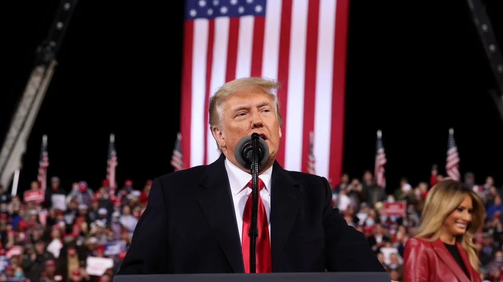 Hơn 1/3 người Mỹ tin có 'chính quyền ngầm' muốn loại ông Trump ảnh 1