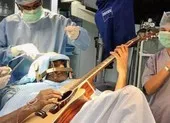 Bác sĩ vừa hầu tòa vừa phẫu thuật cho bệnh nhân ảnh 2 Vẫn chơi guitar khi đang phẫu thuật não