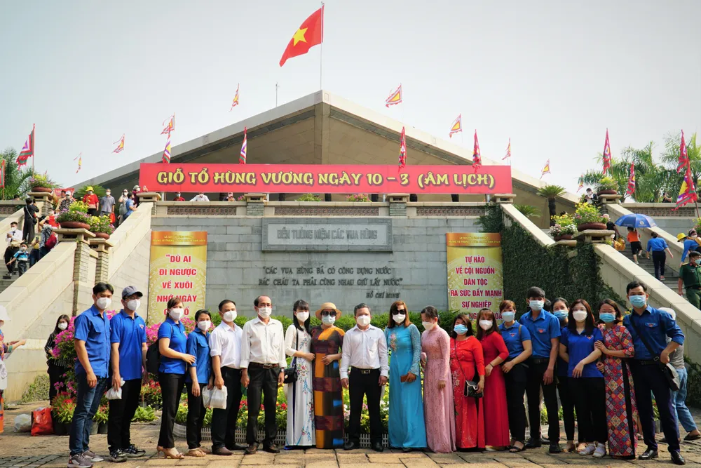 Nhiều người đến cùng gia đình, bạn bè chụp hình lưu niệm tại Khu tưởng niệm các vua Hùng. Nhiều người đến cùng gia đình, bạn bè chụp hình lưu niệm tại Khu tưởng niệm các vua Hùng.