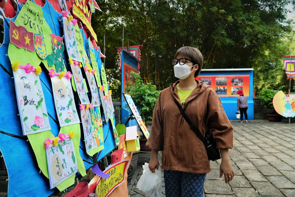 “Đây là lần đầu tiên mình tham gia lễ Giổ tổ Hùng Vương tại đây, khi đến đây mình đã được dâng hương các vua Hùng, mình cảm thấy đây là một việc rất ý nghĩa. Với tinh thần tự hào nòi giống Tiên Rồng, thay vì lựa chọn đi chơi cùng gia đình, bạn bè thì mình muốn đến đây để tưởng niệm, nhớ ơn các vua Hùng có công dựng nước”, bạn Trần Thị Thuý Vy chia sẻ. “Đây là lần đầu tiên mình tham gia lễ Giổ tổ Hùng Vương tại đây, khi đến đây mình đã được dâng hương các vua Hùng, mình cảm thấy đây là một việc rất ý nghĩa. Với tinh thần tự hào nòi giống Tiên Rồng, thay vì lựa chọn đi chơi cùng gia đình, bạn bè thì mình muốn đến đây để tưởng niệm, nhớ ơn các vua Hùng có công dựng nước”, bạn Trần Thị Thuý Vy chia sẻ.