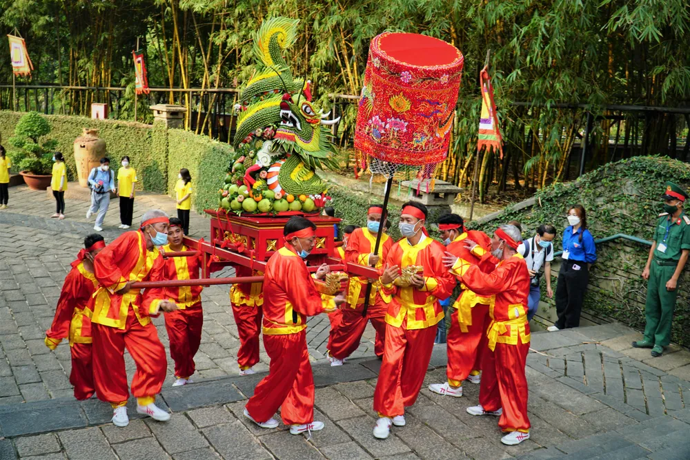 Đoàn người đi từ quảng trường theo con đường tre dài khoảng 400m vào đền tưởng niệm các vua Hùng. Đoàn người đi từ quảng trường theo con đường tre dài khoảng 400m vào đền tưởng niệm các vua Hùng.