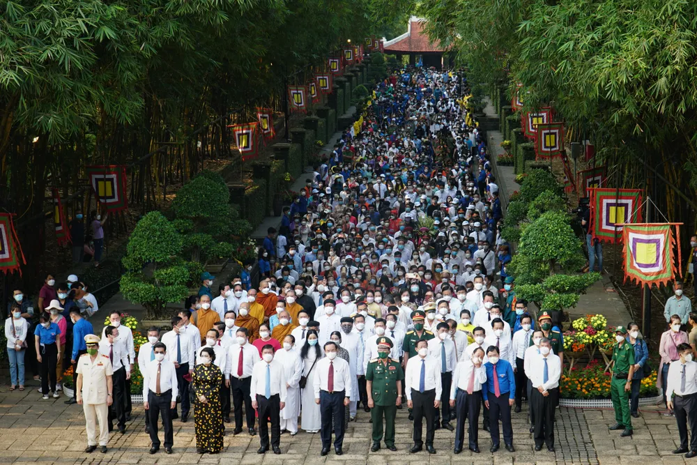 Từ 7 giờ sáng, rất đông cán bộ, chiến sĩ công an, quân đội và hàng nghìn người dân từ khắp nơi đã đổ về Công viên Lịch sử - Văn hóa Dân tộc để dâng hương. Từ 7 giờ sáng, rất đông cán bộ, chiến sĩ công an, quân đội và hàng nghìn người dân từ khắp nơi đã đổ về Công viên Lịch sử - Văn hóa Dân tộc để dâng hương.