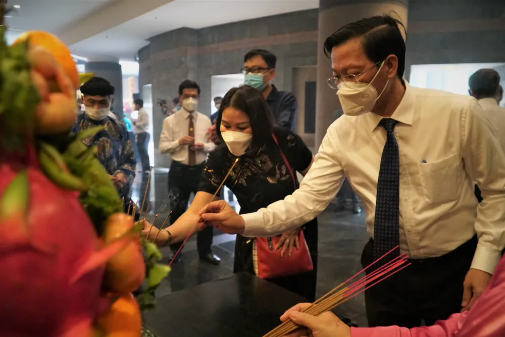 Ông Phan Văn Mãi, Chủ tịch UBND TP.HCM cùng lãnh đạo TP thắp hương tưởng niệm vua Hùng. Ông Phan Văn Mãi, Chủ tịch UBND TP.HCM cùng lãnh đạo TP thắp hương tưởng niệm vua Hùng.