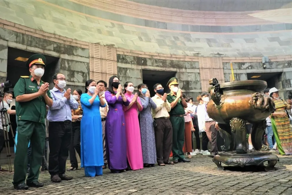 Rất đông cán bộ các cơ quan, ban ngành... Rất đông cán bộ các cơ quan, ban ngành...