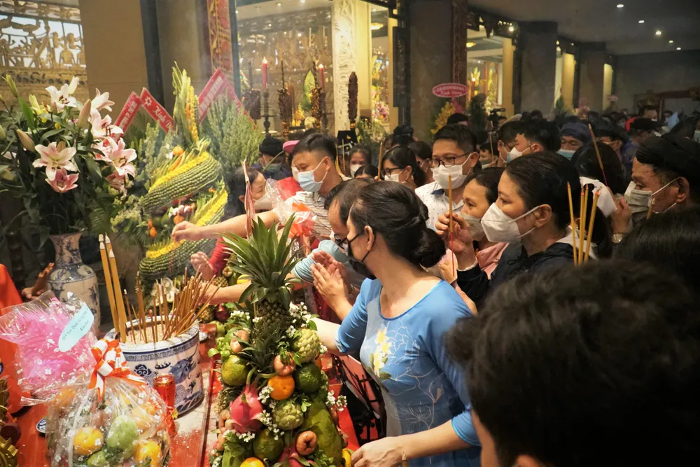 ... và người dân vào dâng hương tưởng niệm vua Hùng. ... và người dân vào dâng hương tưởng niệm vua Hùng.