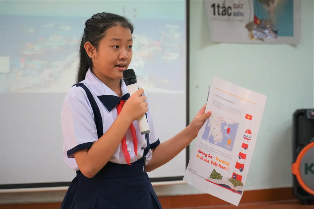 Em Nguyễn Lê Chiêu Anh, lớp 8A11, trường THPT chuyên Trần Đại Nghĩa chia sẻ về lớp học.