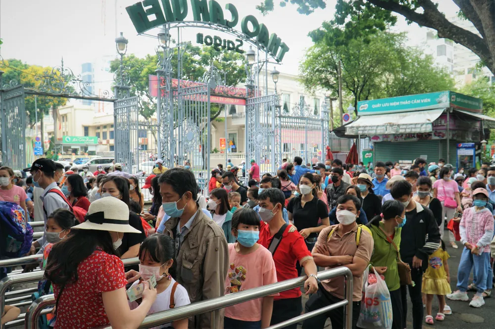 Ghi nhận tại Thảo Cầm Viên (quận 1, TP.HCM) lúc 10 giờ sáng, hàng dài khách xếp hàng mua vé tham quan.