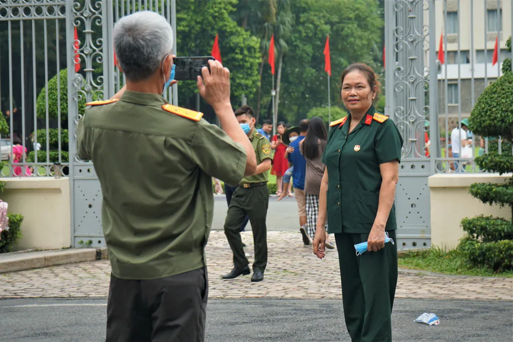 Nhiều người thích thú chụp ảnh.