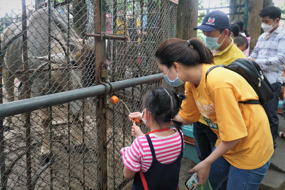 E ngại dịch và sợ đông đúc nên gia đình chị Đinh Thị Lộc (ngụ TP. Thủ Đức, TP.HCM) không muốn đi xa, nhưng không ngờ các điểm vui chơi ở TP.HCM cũng rất đông người. Chị Lộc chia sẻ: “Hôm nay cả gia đình được nghỉ nên đưa các con đến đây vui chơi, tham quan. Con tôi háo hức đi chơi Thảo Cầm Viên mấy hôm nay rồi, tôi đi sớm để tránh đông nhưng khi đến đã thấy rất nhiều người rồi”.