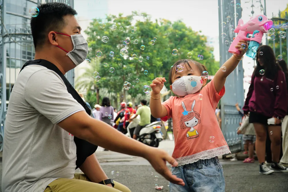 “Tôi thấy Thảo Cầm Viên rất đông đúc, nhiều gia đình cũng đưa trẻ đến đây. Mặc dù tôi đã đến sớm nhưng vẫn phải xếp hàng đợi mua vé khá lâu”- anh Minh Hoàng (ngụ quận 11, TP.HCM) cho biết.