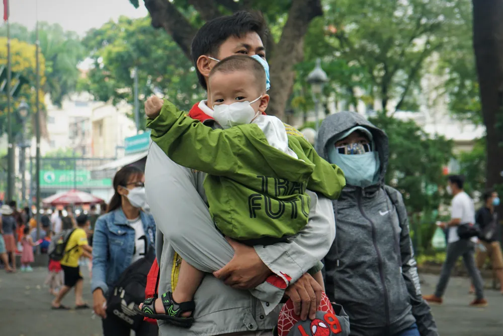 Thời tiết ngày 30-4 mát mẻ nên nhiều gia đình lựa chọn dẫn con nhỏ đến để cắm trại, tham quan.