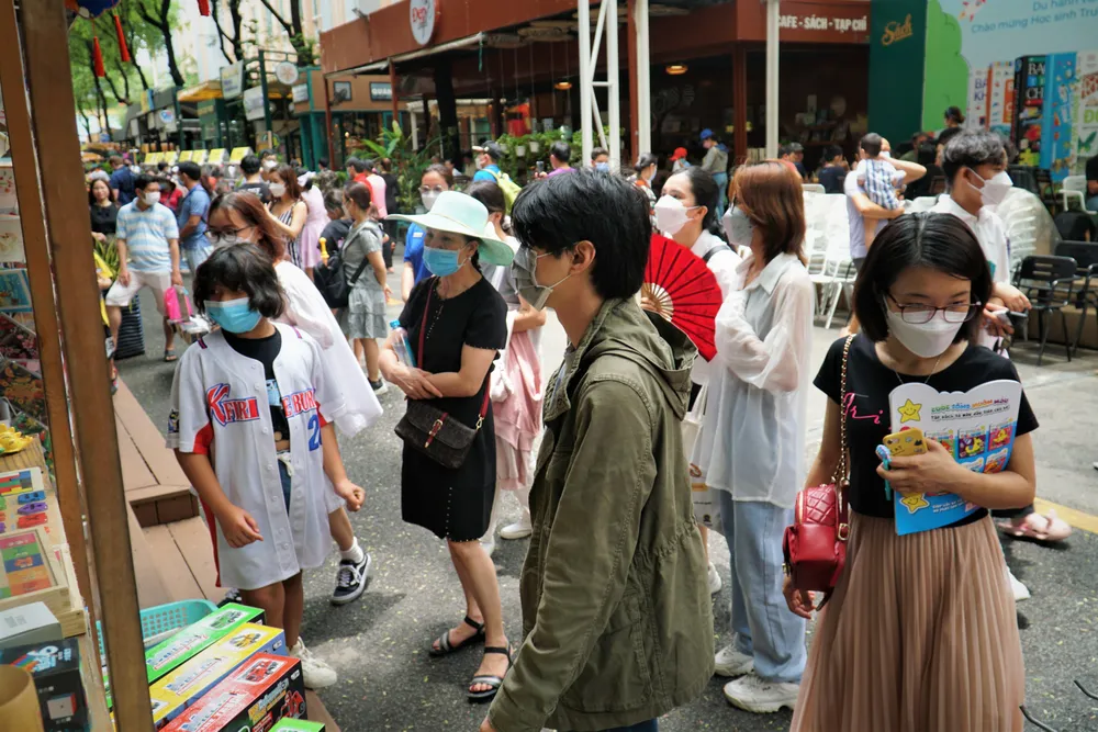 Ngoài Thảo Cầm Viên, Đường sách Nguyễn Văn Bình (quận 1, TP.HCM) cũng đón đông du khách, người dân đến vui chơi.