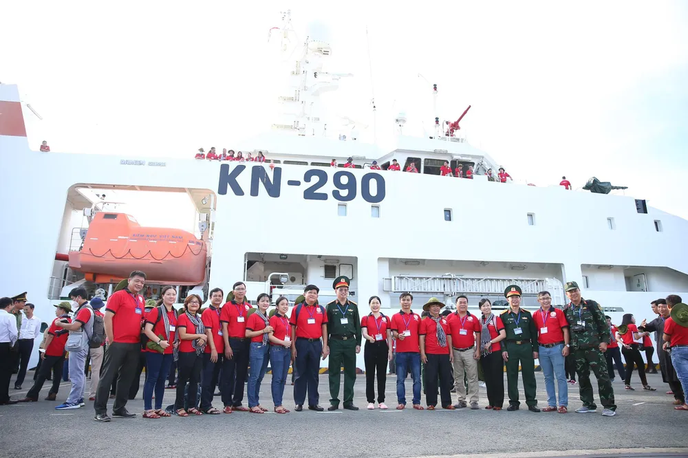 Đoàn công tác chuẩn bị rời Cảng đi Trường Sa. Ảnh: L.H Đoàn công tác chuẩn bị rời Cảng đi Trường Sa. Ảnh: L.H