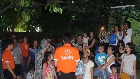 phụ huynh và trẻ em tại vườn quốc gia