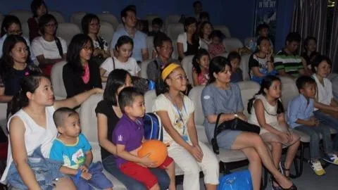 trẻ em xem sự tuyệt chủng tê giác