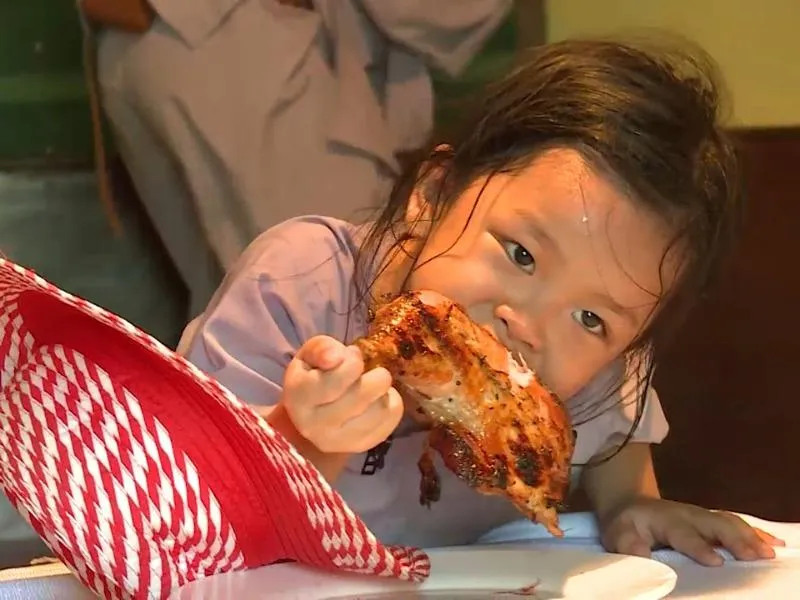 Bé Bell con gái diễn viên Thành Được ăn đùi gà trong Bố ơi! Mình đi đâu thế?