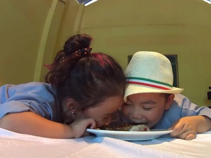 Cặp đôi Nhím và Híp tranh ăn đùi gà