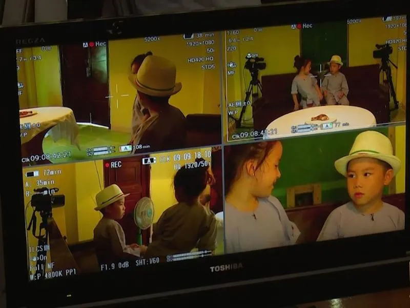 Các ông bố sẽ xem con mình nhường nhịn trước cái đùi gà dù đói bụng qua màn hình