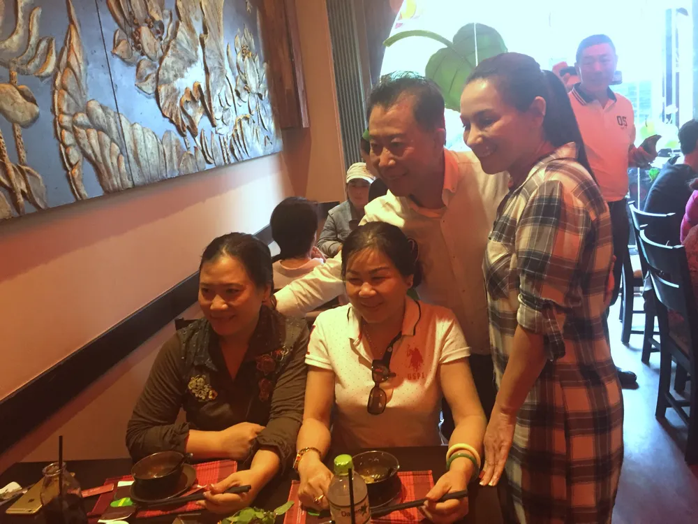 Martin Yan và Phi Nhung chụp hình lưu niệm với khách.