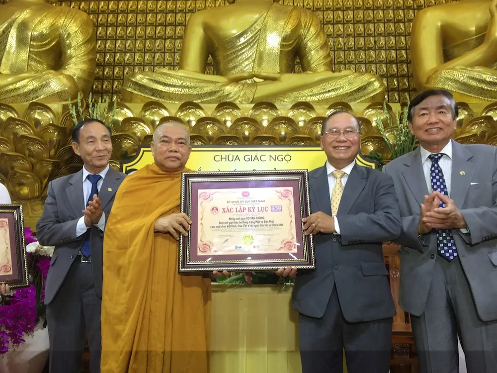 Thượng tọa Thích Giác Toàn, Phó Chủ tịch Hội đồng trị sự, Phó trưởng ban Thường trực Ban Giáo dục Tăng ni Trung ương giáo hội Phật giáo Việt Nam trao chứng nhận kỷ lục cho nhiếp ảnh gia Võ Văn Tường - Ảnh: Q.T