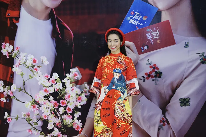 Hoà Minzy chia sẻ, nhiều mùa Tết vì ham kiếm tiền mà cô không về đón Tết cùng gia đình.