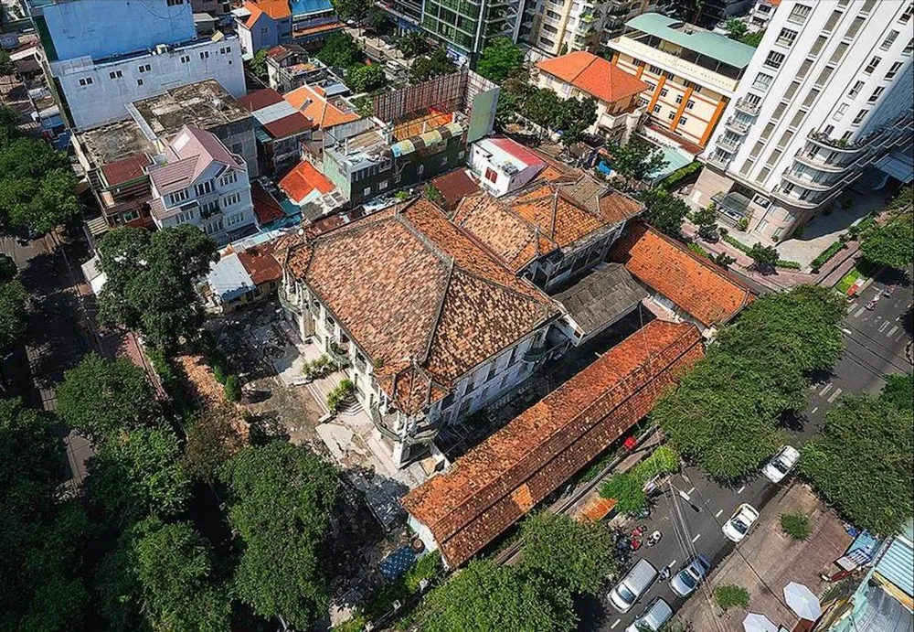 Cận cảnh biệt thự ba mặt tiền tại Sài Gòn sắp được trùng tu ảnh 11