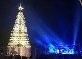 Cây thông pha lê cao nhất Việt Nam đón Noel