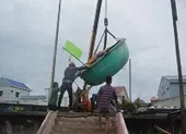 Dân BR-VT thuê xe cẩu thuyền thúng lên bờ tránh bão