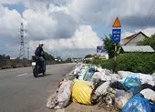 Quảng Ngãi: Quốc lộ 1 hóa thành bãi rác khổng lồ