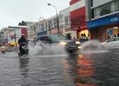 Đà Nẵng: Nhiều tuyến đường ngập lụt, người dân bì bõm trong mưa