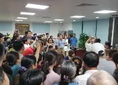 Dân vây trụ sở, Bách Đạt An quyết lôi Hoàng Nhất Nam ra tòa ảnh 5 Hàng trăm người “vây” công ty bất động sản đòi sổ đỏ suốt đêm