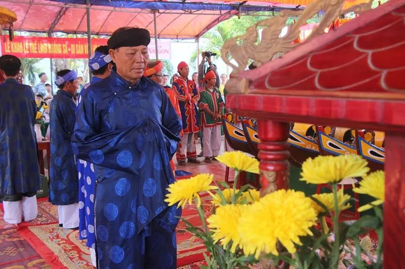 Ngàn người chen chân xem tái hiện hùng binh Hoàng Sa ảnh 4 Ngàn người chen chân xem tái hiện hùng binh Hoàng Sa ảnh 4