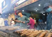 Phố cá lóc nướng Sài Gòn nhộn nhịp ngày vía Thần Tài