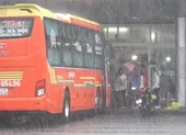 Ngày đầu hoạt động trở lại, Bến xe Đà Nẵng đón khách trong mưa