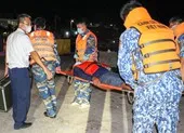 Giông lốc đánh chìm tàu cá, 7 ngư dân thoát nạn ảnh 3 Cảnh sát biển 4 cứu thành công 1 ngư dân gặp nạn