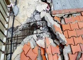 Sóng đánh toác bờ kè sông Hàn, gạch lát nát vụn ảnh 3 Kè sông Hàn bị sóng vỗ hỏng nghiêm trọng