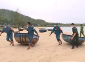 Chủ tịch Đà Nẵng: Tạo điều kiện tối đa cho dân chống bão ảnh 3 Video: Bộ đội, Công an Đà Nẵng giúp ngư dân chống bão số 5